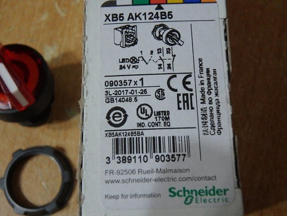 Переключатель Schneider Electric xb5ak124b5 22мм 24В красный с подсветкой made in France