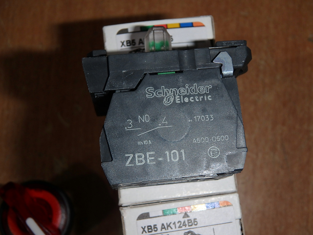 Купить переключатель schneider electric xb5ak124b5 22мм 24в красный с ...