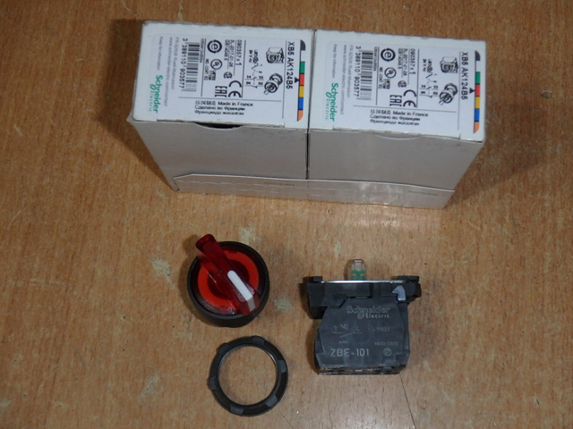 Купить переключатель schneider electric xb5ak124b5 22мм 24в красный с ...