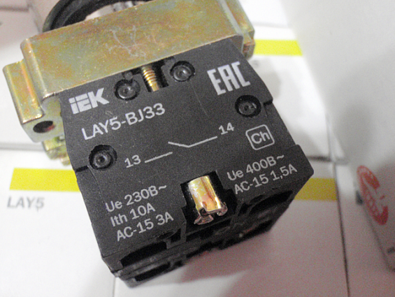 Переключатель iek LAY5-bJ33 bsw70-bJ-3-k02 три положения длинная ручка I-0-ll Ue=230В Ith=10A АС-15