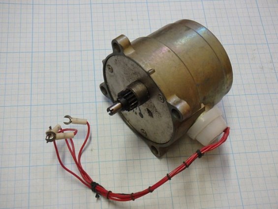 Электродвигатель асинхронный Д-32П1 n=24об/мин Uв/Uн=127/12V 50Hz 12VA