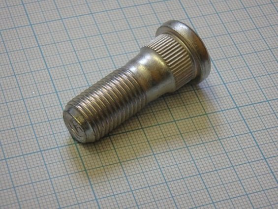 Шпилька 8-97126486-1 8-94336-621-0 ISUZU WHELL FRT AXL M14x1,5 L правая передней и задней ступицы