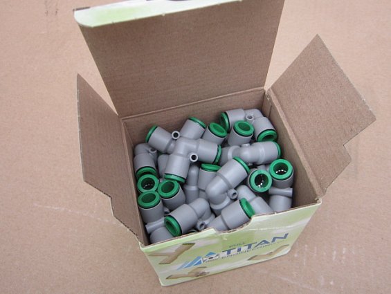 Уголок цанговый пластиковый t040800 Dтр=8мм для пневматической трубки