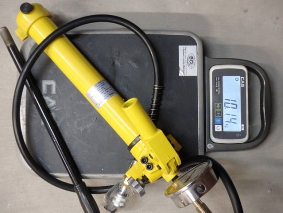 Гидравлический ручной насос с манометром CP-700 700bar 0.9L