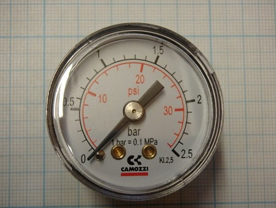 Манометр осевой СAMOZZI 0-2.5атм m043-P02.5 присоединение G1/8 диаметр Ф40мм 0-2.5BAR/PSI38Q IP42