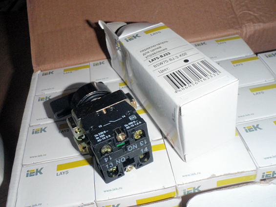 Переключатель iek LAY5-bJ33 bsw70-bJ-3-k02 три положения длинная ручка I-0-ll Ue=230В Ith=10A АС-15