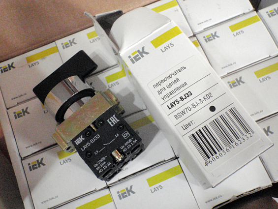 Переключатель iek LAY5-bJ33 bsw70-bJ-3-k02 три положения длинная ручка I-0-ll Ue=230В Ith=10A АС-15