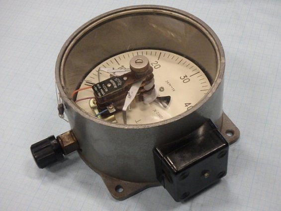 Манометр электроконтактный ЭКМ-1У 0-60kgf/cm2 220VDC 50Hz 1A IP40 1989г.в. ГОСТ13717-84