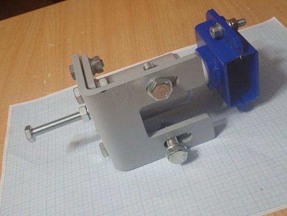 Держатель скребка ленточного конвейера