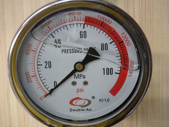 Гидравлический ручной насос с манометром CP-700 700bar 0.9L