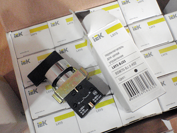 Переключатель iek LAY5-bJ33 bsw70-bJ-3-k02 три положения длинная ручка I-0-ll Ue=230В Ith=10A АС-15