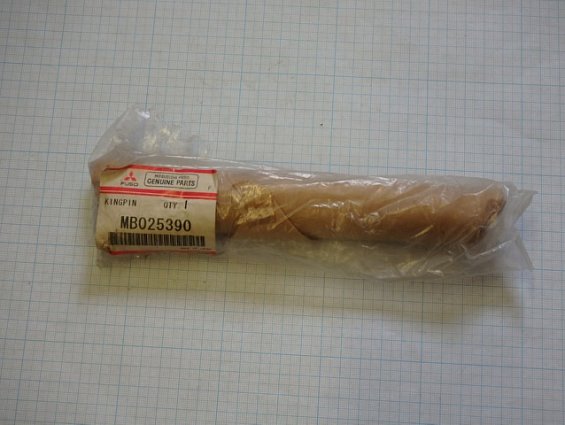 Шкворень передней подвески МВ025390