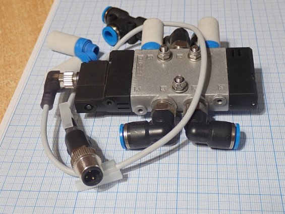 Пневмораспределитель FESTO CPE14-M1CH-5L-1/8 550237 24VDC В КОМПЛЕКТЕ ФИТИНГИ ШНУР ПИТАНИЯ ПОЧТИ НОВ
