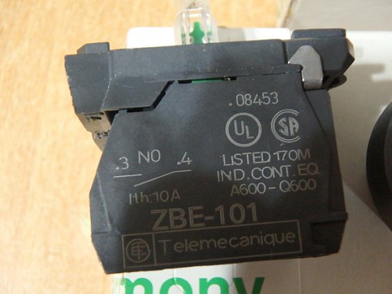 Переключатель Schneider Electric xb5ak124m5 22мм 230-240В красный с подсветкой made in France