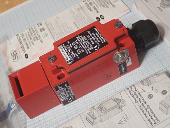 Металлический выключатель безопасности Telemecanique XCSA702EX+XCSZ02 привод