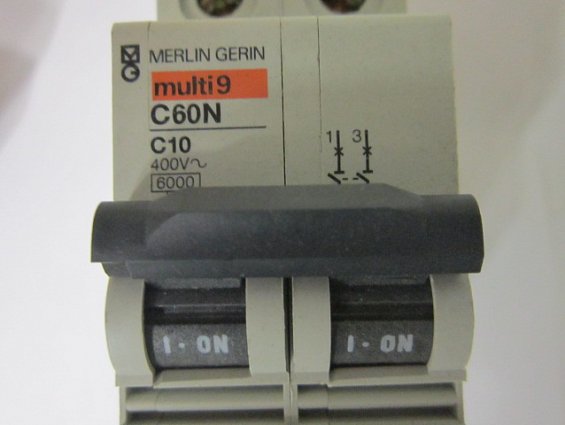 Выключатель автоматический 24336she c60n 2П 2P 10A C MERLIN GERIN Schneider Electric Франция