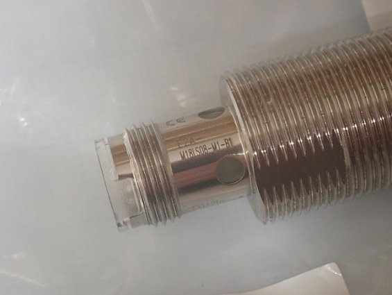 Индуктивный датчик Omron E2A-M18LS08-M1-B1 без крепежных гаек M18