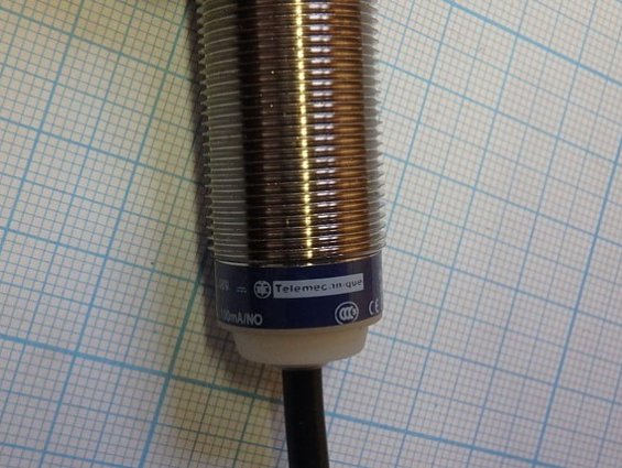 Датчик индуктивный Telemecanique XS518B1DAL2 (старая марка XS1M18DA210) В КОРОБКЕ