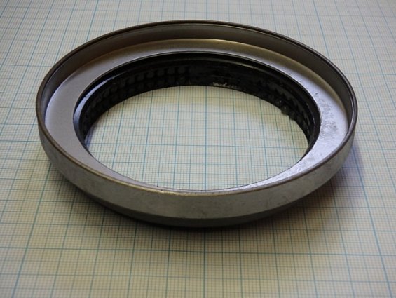 Сальник внутренний ступицы заднего колеса 8-94336-314-1 для автомобиля ISUZU ELF 1992г.в.