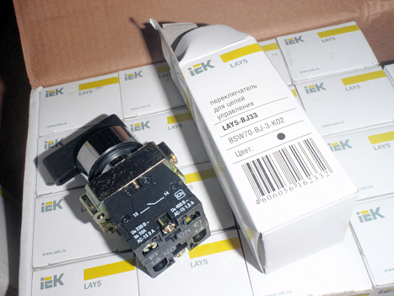 Переключатель iek LAY5-bJ33 bsw70-bJ-3-k02 три положения длинная ручка I-0-ll Ue=230В Ith=10A АС-15