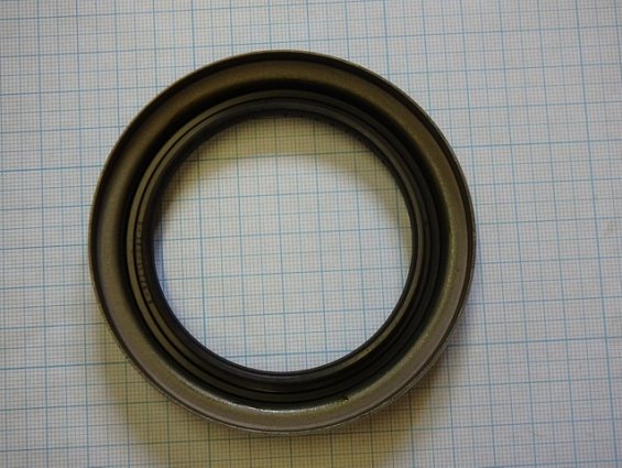 Сальник ступицы 8-97211-082-0 переднего колеса автомобиля ISUZU ELF шасси NKR55E 97211082