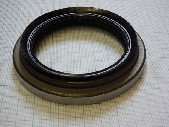 Сальник ступицы 8-97211-082-0 переднего колеса автомобиля ISUZU ELF шасси NKR55E 97211082