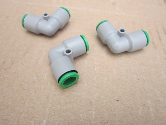 Уголок цанговый пластиковый t040800 Dтр=8мм для пневматической трубки