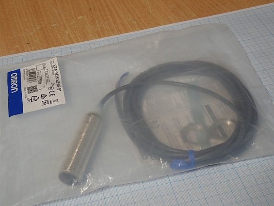 Индуктивный датчик Omron E2A-M18LS08-WP-B1 2m 12-24VDC PROXIMITY SENSOR