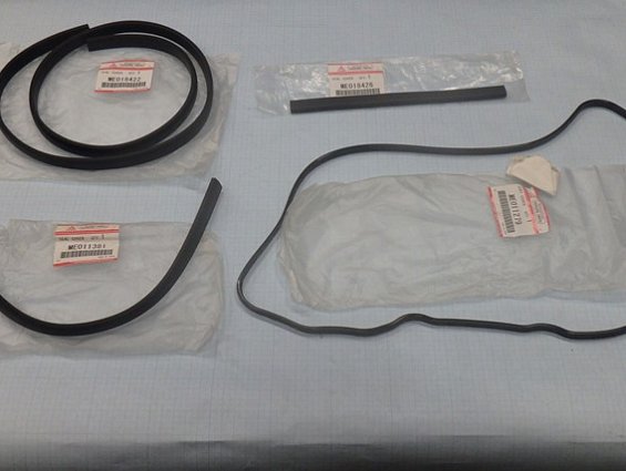 Комплект прокладок крышки клапанов двигателя 4D35 FUSO ME018422 ME018426 ME011381 ME011279