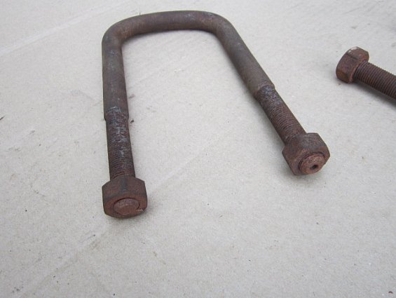 Стремянка рессорная с гайками для автомобиля Митцубиши Кантер MITSUBISHI CANTER