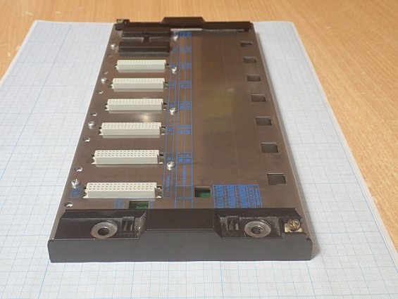 Шасси Schneider Electric TSXRKY8 8 SLOT CHASSIS бывший в употреблении почти новый