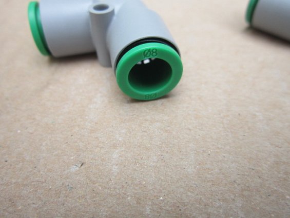 Уголок цанговый пластиковый t040800 Dтр=8мм для пневматической трубки