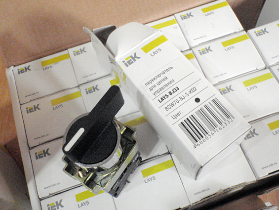 Переключатель iek LAY5-bJ33 bsw70-bJ-3-k02 три положения длинная ручка I-0-ll Ue=230В Ith=10A АС-15
