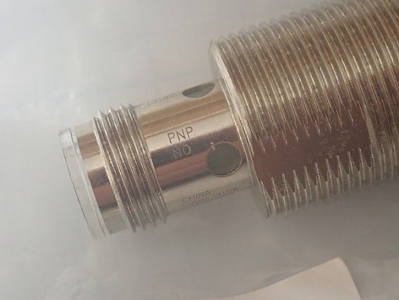 Индуктивный датчик Omron E2A-M18LS08-M1-B1 без крепежных гаек M18