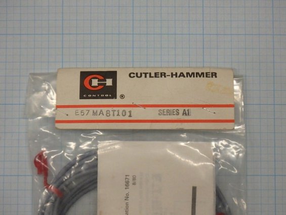 CUTLER-HAMMER E57MA8T101 М8 12-24VDC 200mA SERIES A1 датчик приближения индуктивный