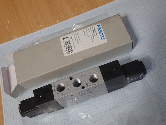 Пневмораспределитель FESTO VUVS-L25-P53C-MD-G14-F8-1C1 575525 две катушки соленоиды =24VDC 3.3W VACF