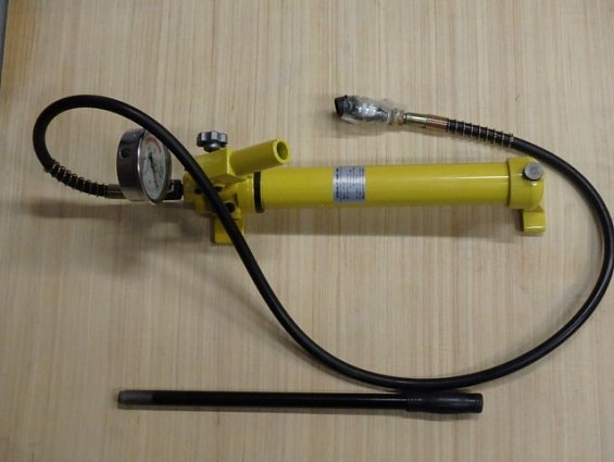 Гидравлический ручной насос с манометром CP-700 700bar 0.9L