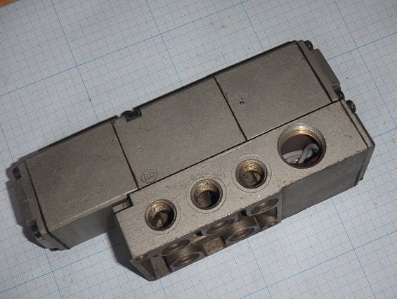 Пневмоклапан smc solenoid valve v4210 x23 dc24V бывший в употреблении