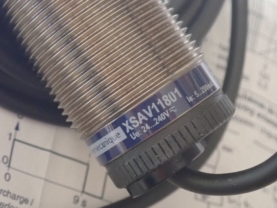 Индуктивный датчик Telemecanique XSAV11801 24...240V