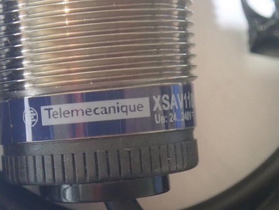 Индуктивный датчик Telemecanique XSAV11801 24...240V