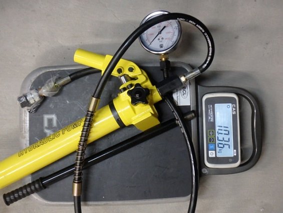 Гидравлический ручной насос с манометром HHB-700B 700bar 0.9L