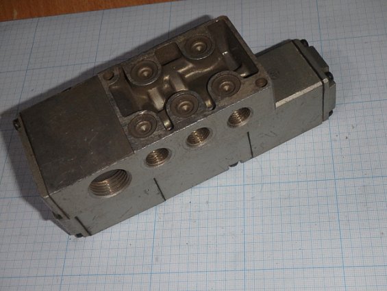 Пневмоклапан smc solenoid valve v4210 x23 dc24V бывший в употреблении