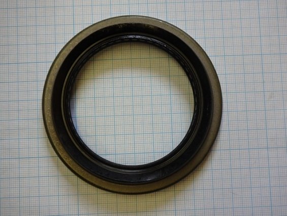 Сальник ступицы 8-97211-082-0 переднего колеса автомобиля ISUZU ELF шасси NKR55E 97211082