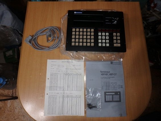 Терминал программирования Terminal xbt-c7220 220-240V 50-60Hz V:2.1 818 1874 Telemecanique France