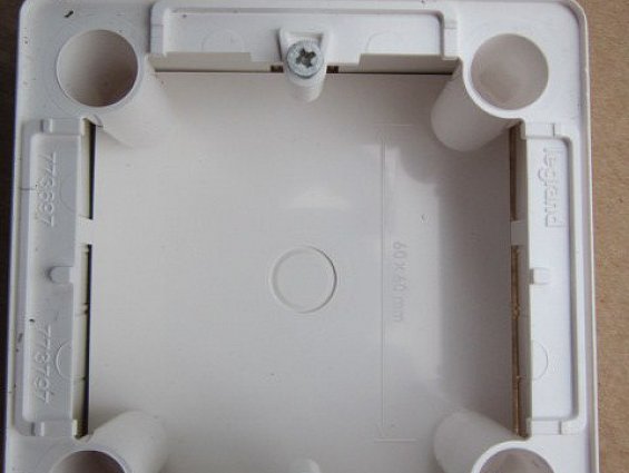 Коробка накладного монтажа адаптер розетки 1пост глубина 36мм размер 82х82мм цвет белый 773697