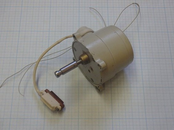 ЭЛЕКТРОДВИГАТЕЛЬ АСИНХРОННЫЙ тип Д-32П1 n=72min-1 Uе/Uн=127/12V 50Hz 12VA