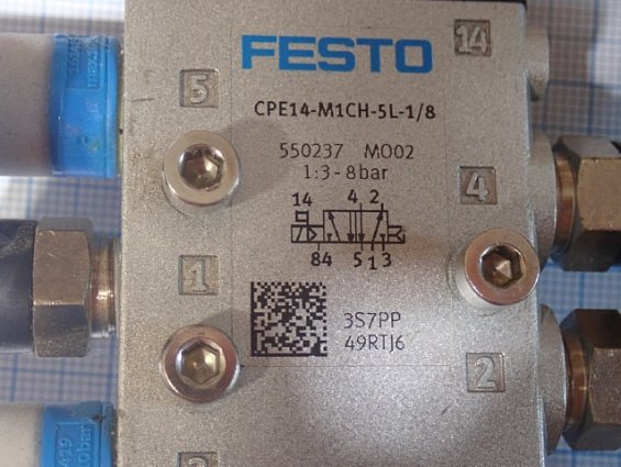 Пневмораспределитель FESTO CPE14-M1CH-5L-1/8 550237 24VDC В КОМПЛЕКТЕ ФИТИНГИ ШНУР ПИТАНИЯ ПОЧТИ НОВ