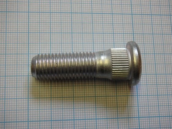 Шпилька 8-97213870-0 9-42331-601-2 ISUZU WHEEL RR AXLE M12x1,5 правая резьба ступицы колеса