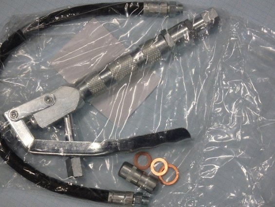 Пистолет для густых смазок 014-1081-000 Meclube с гибкой трубкой и 4-х кулачковым фитингом