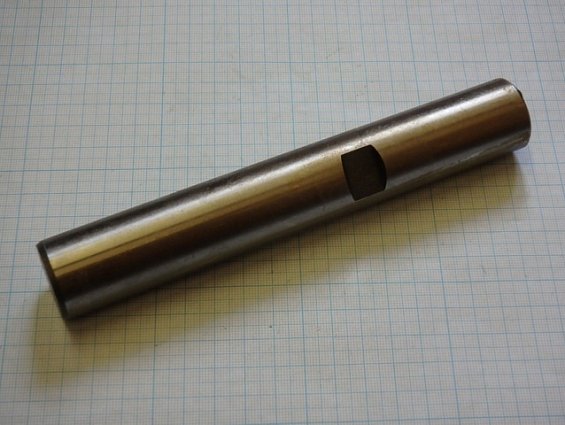 Шкворень передней подвески МВ025390